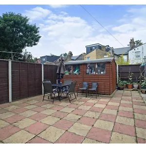 Guest house The Leyton Oasis